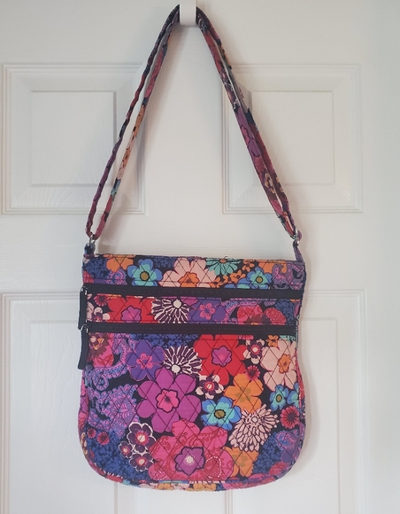 Vera Bradley Handbags - Vera Bradley Crossbody Bag